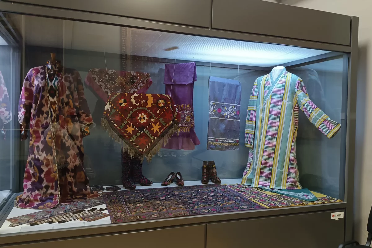 Национальная одежда Узбекистана как экспонат музея в Ташкенте