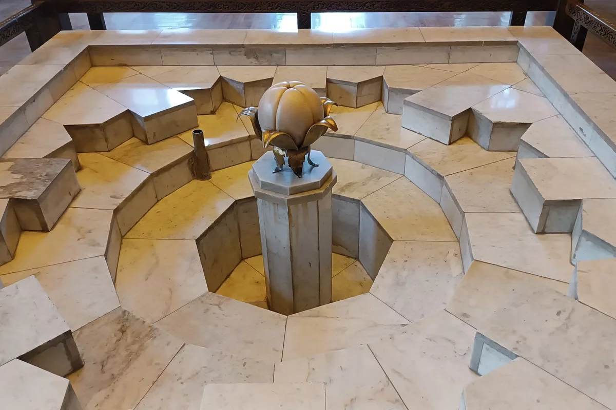 Красивый фонтан в музее Узбекистана
