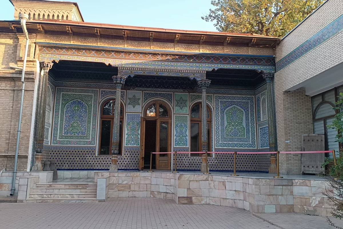 Главный вход в музей прикладного мастерства в Ташкенте