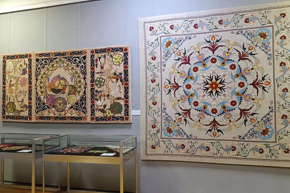 Росписные настенные ковры в музее прикладного искусства в Ташкенте