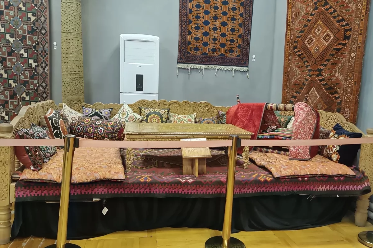 Традиционный диван и текстиль в музее прикладного искусства в Ташкенте