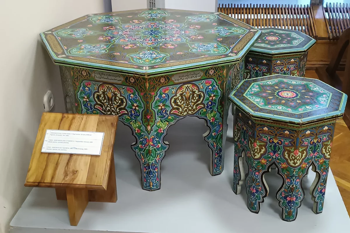 Журнальные столики с традиционной узбекистанской росписью в музее в Ташкенте