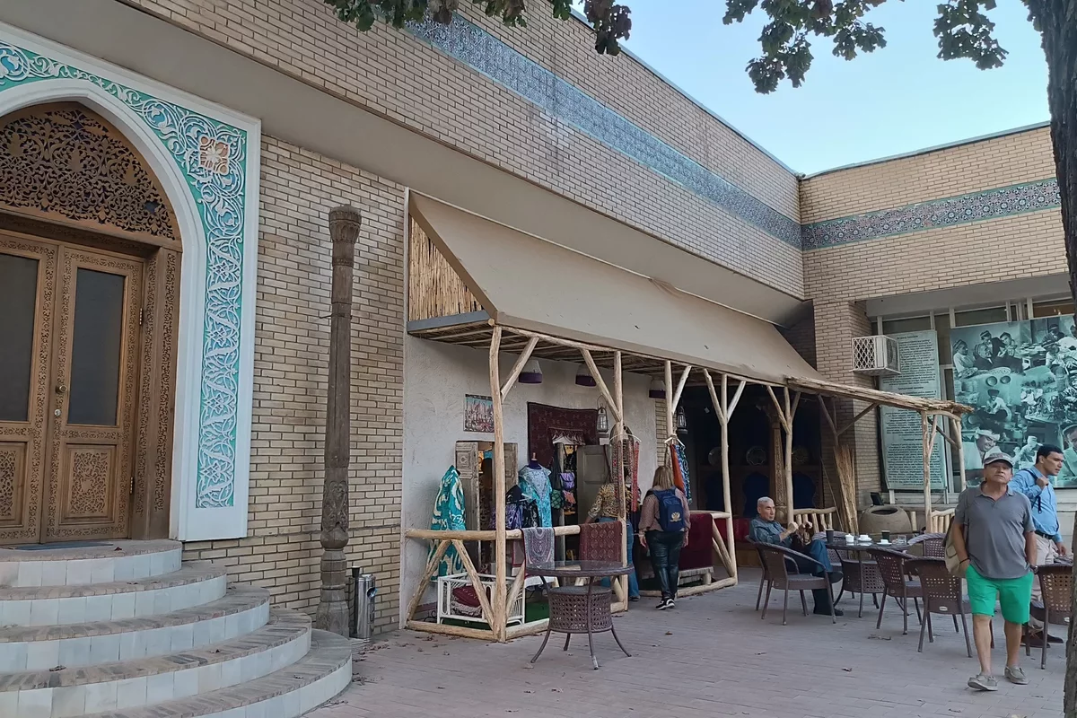 Торговые ряды рядом с музеем в столице Узбекистана