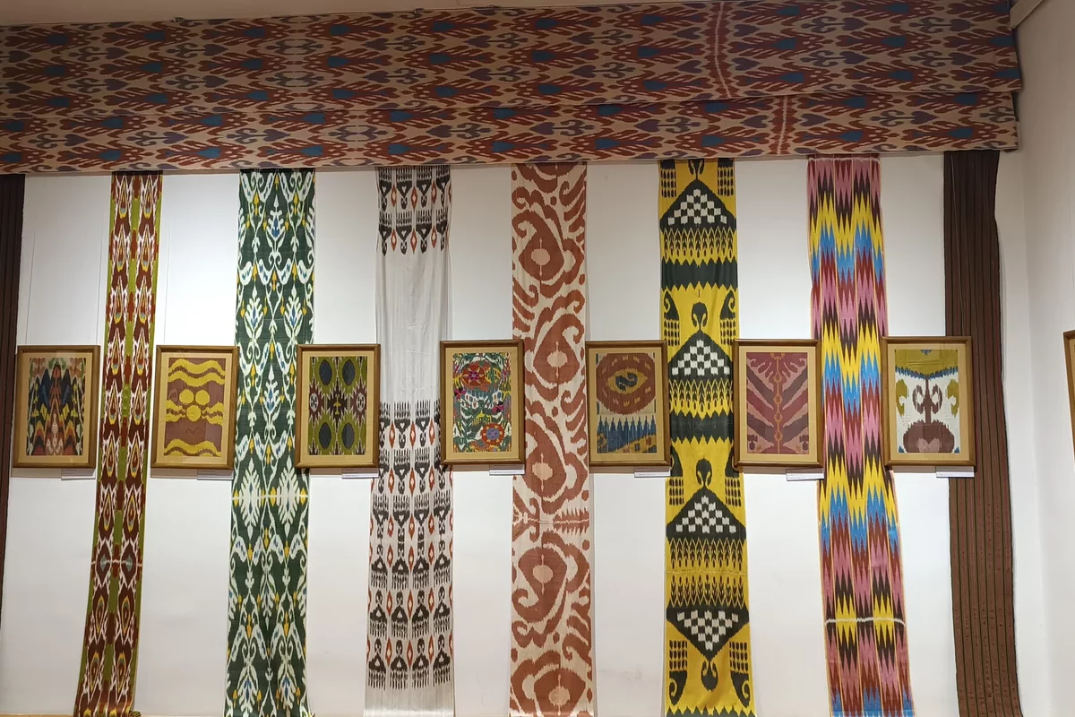 Росписные полотна и ткани на стенах музея в Узбекистане